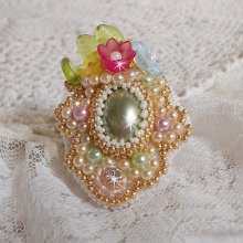Anello Envolée Fleurie ricamato con un cabochon di fiori in lucite, perle e perline in resina